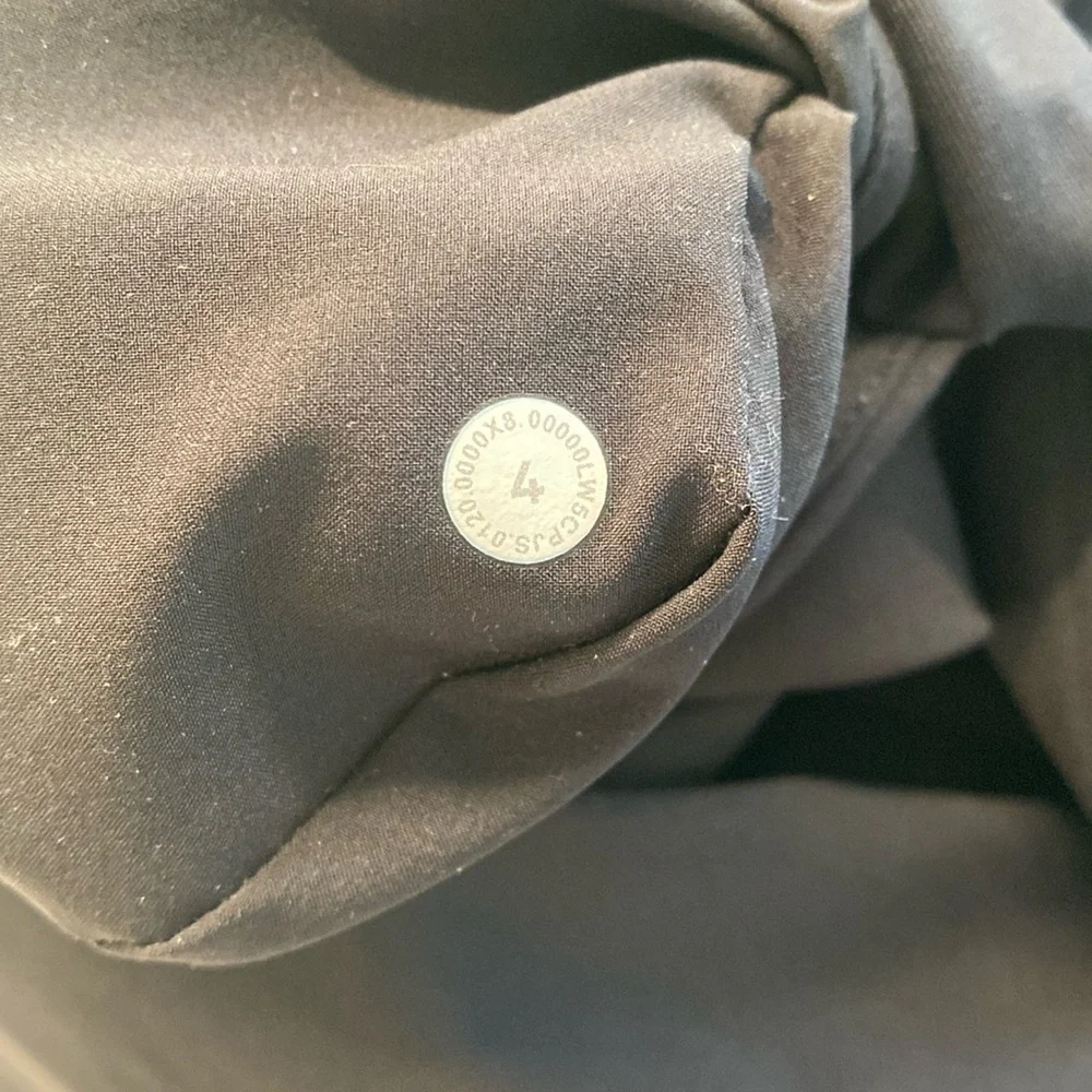 Lululemon Black On the Fly Jogger *Luxtreme Size 4, 28” Inseam